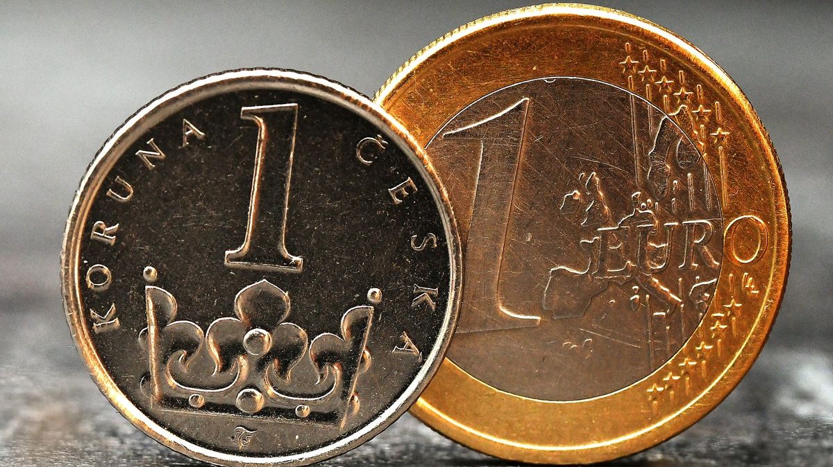 Slábnoucí koruna se propadla na 24 Kč za euro. Poprvé od března